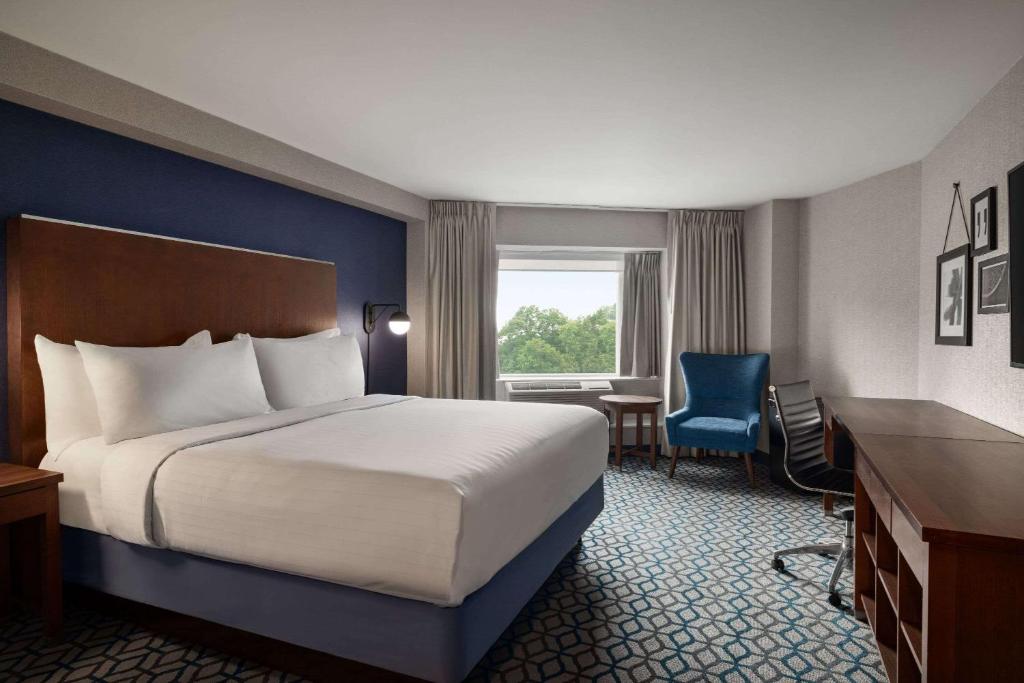 Contemporary hotel bedroom with soft white bedding