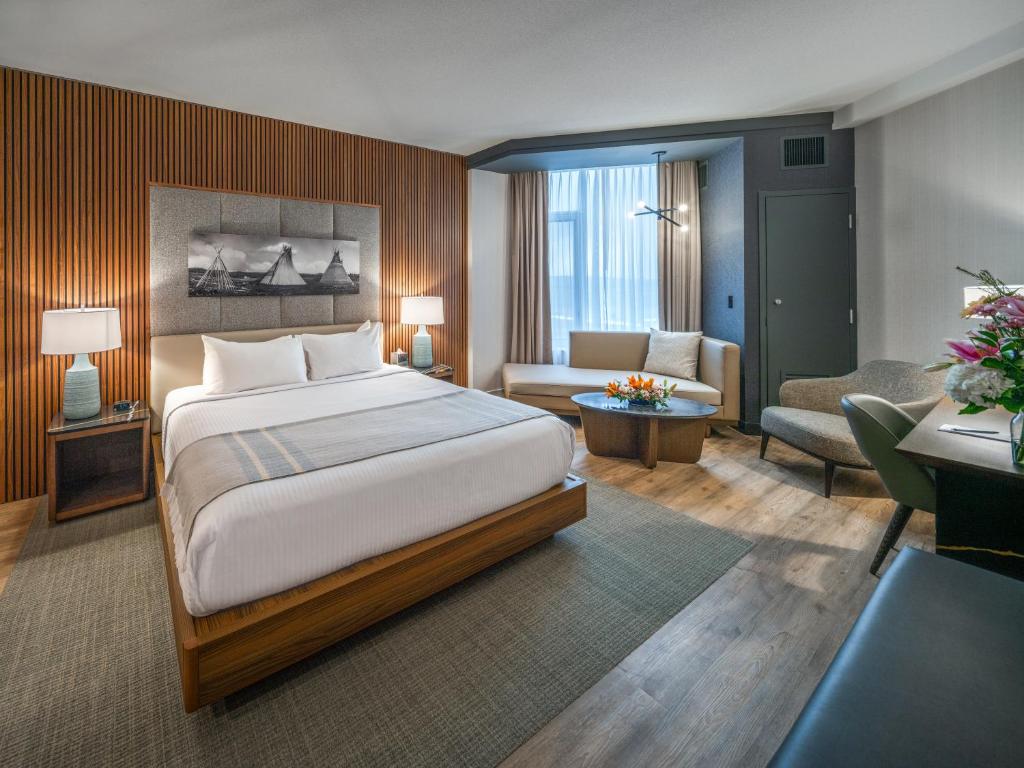 Comfortable hotel room with polished textures